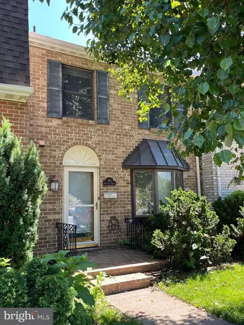 841 Woodlawn Dr, Chambersburg, PA 17201