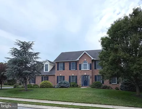 206 Phoenix Dr, Chambersburg, PA 17201