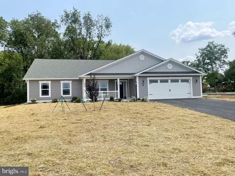 1517 Treeline Dr, Chambersburg, PA 17202