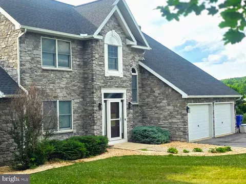 8057 Lofty Heights Dr, Waynesboro, PA 17268