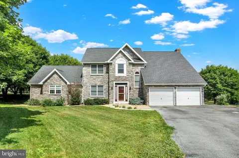 8057 Lofty Heights Dr, Waynesboro, PA 17268