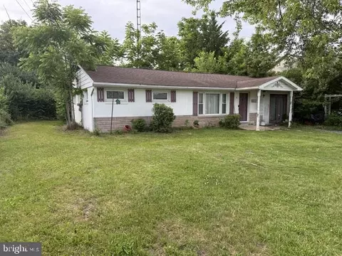 1811 Holly Ln, Chambersburg, PA 17202