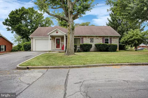 42 E Grandview Ave, Mercersburg, PA 17236