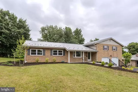 220 Hartzell Dr, Fayetteville, PA 17222