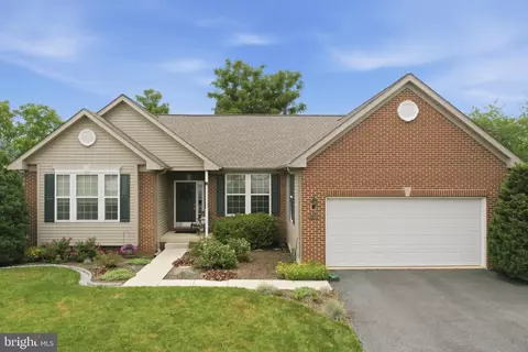 1071 Crestwood Dr, Chambersburg, PA 17202