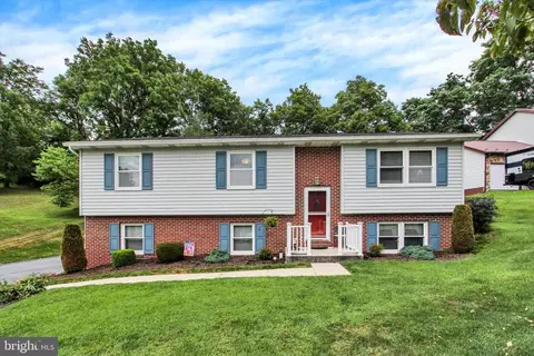 807 Pine Grove Dr, Waynesboro, PA 17268
