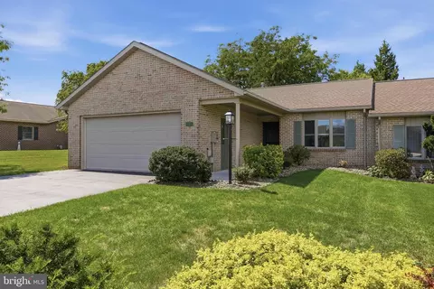 312 Woodvale Dr, Chambersburg, PA 17201