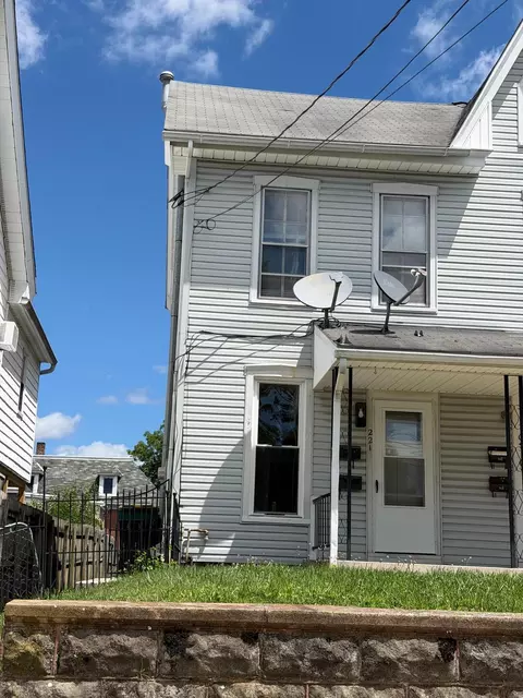 221 W North St, Waynesboro, PA 17268