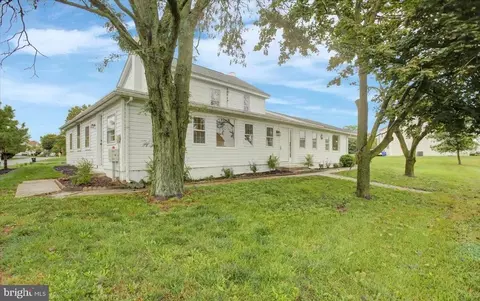 1461 Finch Dr, Chambersburg, PA 17202