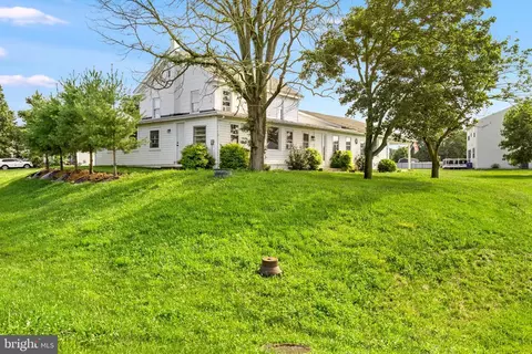 1461 Finch Dr, Chambersburg, PA 17202