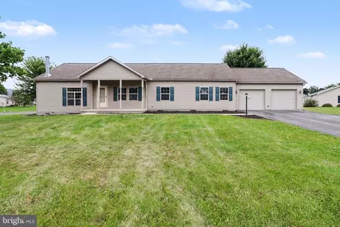 146 Camelot Dr, Chambersburg, PA 17202