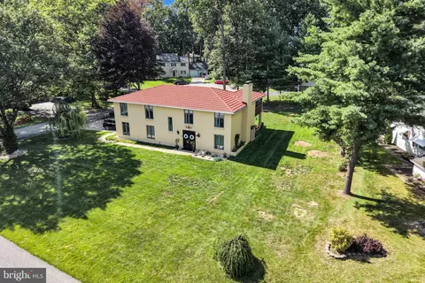 6075 Fairway Dr W, Fayetteville, PA 17222