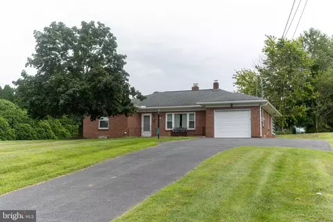 17 Twin Hill Dr, Waynesboro, PA 17268