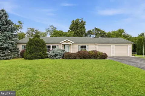 155 Camelot Dr, Chambersburg, PA 17202