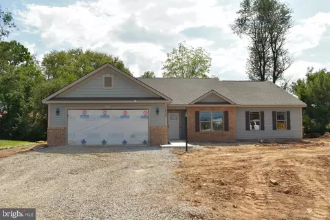 1523 Treeline Dr, Chambersburg, PA 17202