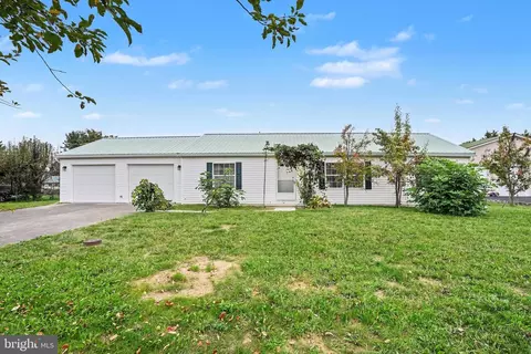 131 Camelot Dr, Chambersburg, PA 17202