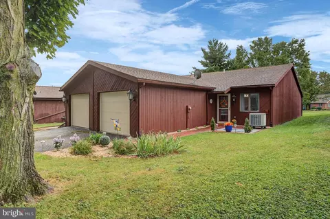 318 Stonegate Cir N, Chambersburg, PA 17201