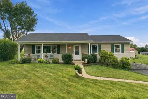 4 Buckingham Dr, Chambersburg, PA 17201