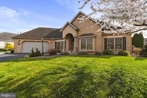 220 Woodvale Dr, Chambersburg, PA 17201