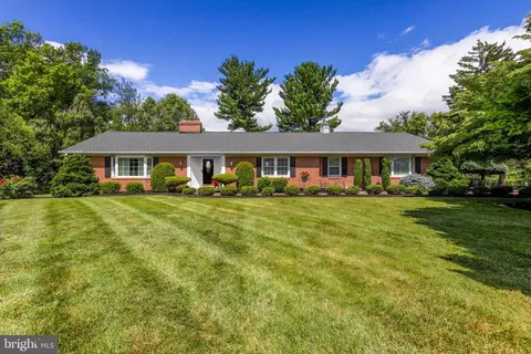 325 Overhill Dr, Chambersburg, PA 17202