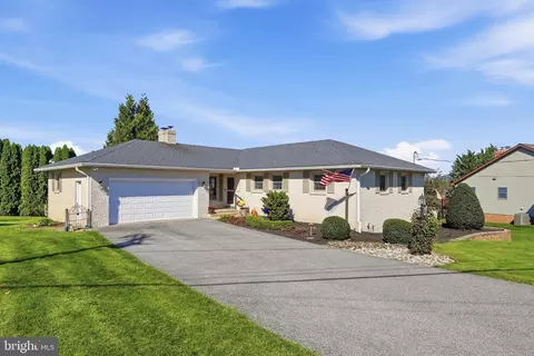 6419 Penn National Dr, Fayetteville, PA 17222