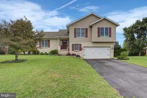 319 Wellslee Dr, Chambersburg, PA 17201