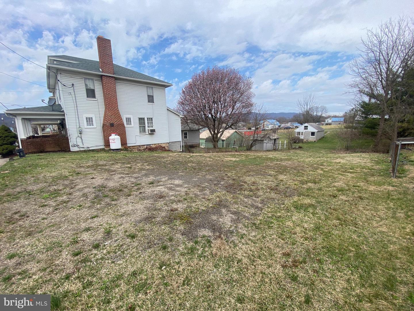 628 Lincoln Way E
