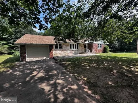 1217 Barton Rd, Breezewood, PA 15533