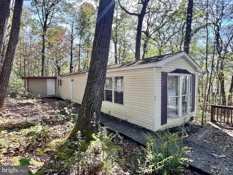 407 Woodlawn Dr, Breezewood, PA 15533