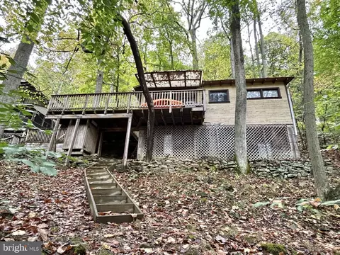 807 Lakeview Rd E, Confluence, PA 15424