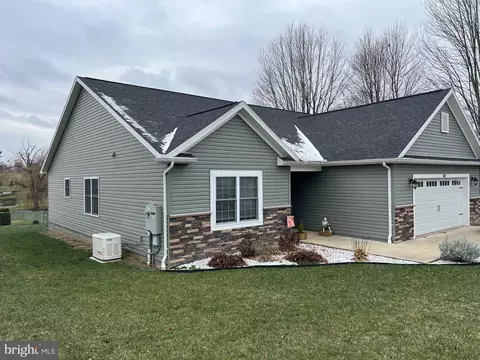 102 Colonial Ln, Uniontown, PA 15401