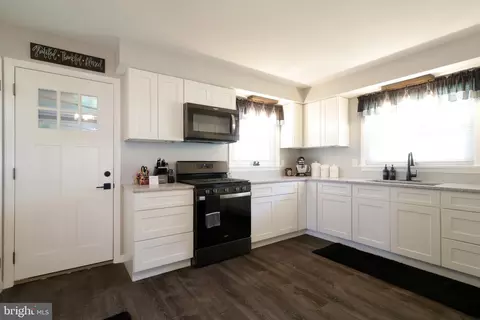 Entry Way - 2141 Pennington Rd, Tyrone, PA 16686 photo 4 of 6