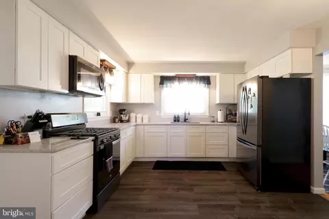 Kitchen - 2141 Pennington Rd, Tyrone, PA 16686 photo 2 of 3