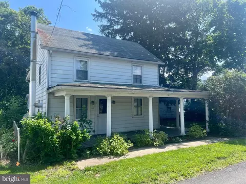 52 Middle St, East Waterford, PA 17021