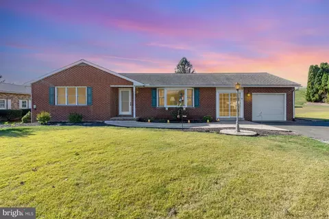 95 Main St, Mcalisterville, PA 17049