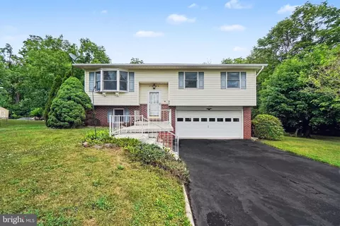 90 Pine Maple St, Mcalisterville, PA 17049
