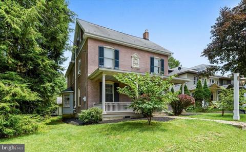 613 S Broad St, Lititz, PA 17543 photo 2