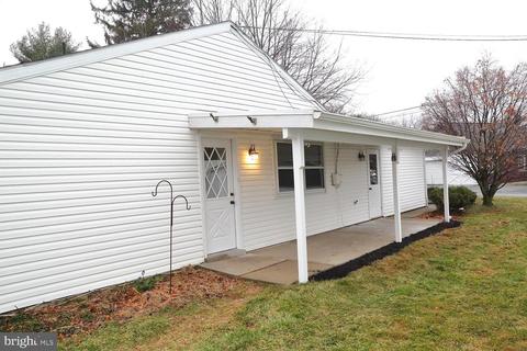 214 N Cedar St, Lititz, PA 17543 photo 2