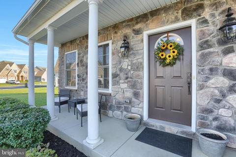 661 Warminster Ln, Lititz, PA 17543 photo 3