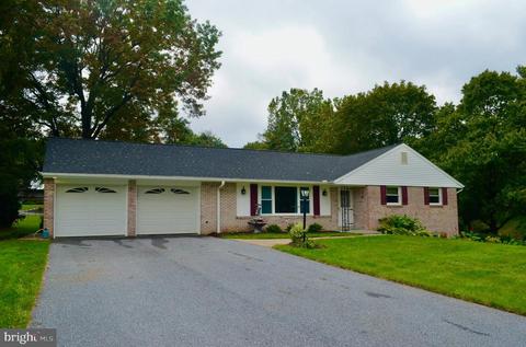 32 E Woods Dr, Lititz, PA 17543 photo 2