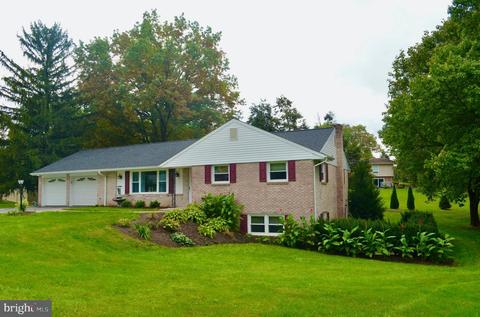 32 E Woods Dr, Lititz, PA 17543 photo 3