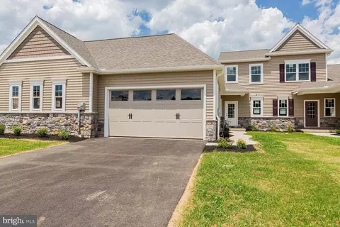 371 Meadow Rose Dr #152, Lititz, PA 17543