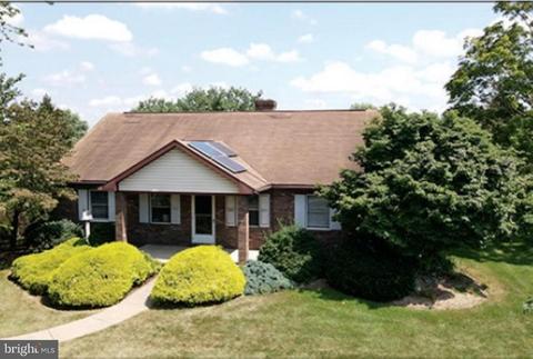 17 Center St, Intercourse, PA 17534