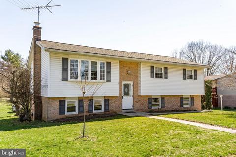 19 Crestview Dr, Akron, PA 17501