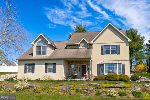 329 W Charlotte St, Millersville, PA 17551