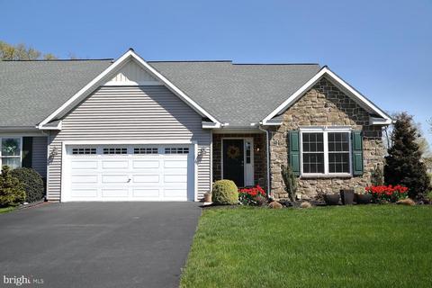 5293 Oak Leaf Dr, Mount Joy, PA 17552