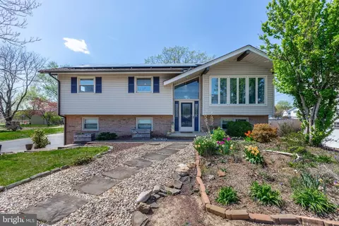 2126 Kentwood Dr, Lancaster, PA 17601