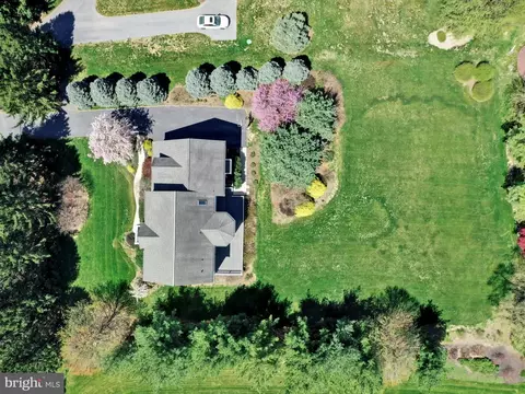 195 W Millport Rd, Lititz, PA 17543 photo 2