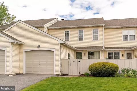 33 Spring Walk Ct, Lancaster, PA 17601