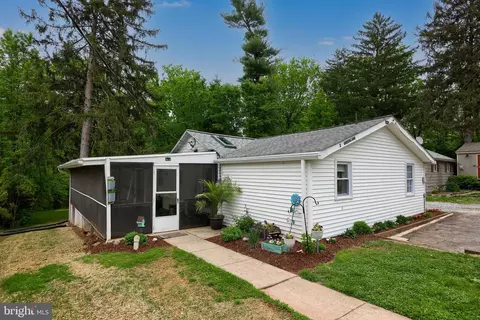 3 Greenlawn Dr, Bird In Hand, PA 17505